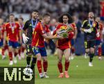 14.07.2024, Fussball UEFA EURO 2024, Finale im Berliner Olympiastadion, Spanien - England, Nach der Siegerehrung des Europameisters Spanien,   Dani Olmo (Spanien) trgt stolz den Pokal zu den Fans in die Kurve, Marc Cucurella (Spanien) bernimmt ihn 