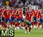 14.07.2024, Fussball UEFA EURO 2024, Finale im Berliner Olympiastadion, Spanien - England, Nach der Siegerehrung des Europameisters Spanien,   Dani Olmo (Spanien) trgt stolz den Pokal zu den Fans in die Kurve , 