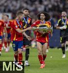 14.07.2024, Fussball UEFA EURO 2024, Finale im Berliner Olympiastadion, Spanien - England, Nach der Siegerehrung des Europameisters Spanien,   Dani Olmo (Spanien) trgt stolz den Pokal zu den Fans in die Kurve, Marc Cucurella (Spanien) bernimmt ihn 