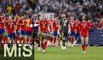 14.07.2024, Fussball UEFA EURO 2024, Finale im Berliner Olympiastadion, Spanien - England, Nach der Siegerehrung des Europameisters Spanien,   Dani Olmo (Spanien) trgt stolz den Pokal zu den Fans in die Kurve , Fermin (Spanien), Marc Cucurella (Spanien), 