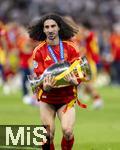 14.07.2024, Fussball UEFA EURO 2024, Finale im Berliner Olympiastadion, Spanien - England, Nach der Siegerehrung des Europameisters Spanien,  Marc Cucurella (Spanien) trgt stolz den Pokal zu den Fans in die Kurve. 