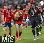 14.07.2024, Fussball UEFA EURO 2024, Finale im Berliner Olympiastadion, Spanien - England, Nach der Siegerehrung des Europameisters Spanien,  Marc Cucurella (Spanien) trgt stolz den Pokal zu den Fans in die Kurve li: Dani Olmo (Spanien), Torwart David Raya (Spanien), Alex Remiro (Spanien) 