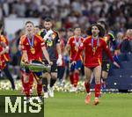 14.07.2024, Fussball UEFA EURO 2024, Finale im Berliner Olympiastadion, Spanien - England, Nach der Siegerehrung des Europameisters Spanien,   Dani Olmo (Spanien) trgt stolz den Pokal zu den Fans in die Kurve mit Marc Cucurella (Spanien) 