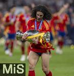 14.07.2024, Fussball UEFA EURO 2024, Finale im Berliner Olympiastadion, Spanien - England, Nach der Siegerehrung des Europameisters Spanien,  Marc Cucurella (Spanien) trgt stolz den Pokal zu den Fans in die Kurve 