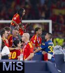 14.07.2024, Fussball UEFA EURO 2024, Finale im Berliner Olympiastadion, Spanien - England, Nach der Siegerehrung des Europameisters Spanien,  Lamine Yamal (Spanien) mit seiner Familie, Vaters Mounir Nasraoui aus Larache) und Mutter Sheila Ebana. 