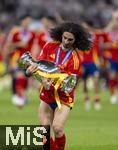 14.07.2024, Fussball UEFA EURO 2024, Finale im Berliner Olympiastadion, Spanien - England, Nach der Siegerehrung des Europameisters Spanien,  Marc Cucurella (Spanien) trgt stolz den Pokal zu den Fans in die Kurve 