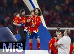 14.07.2024, Fussball UEFA EURO 2024, Finale im Berliner Olympiastadion, Spanien - England, Nach der Siegerehrung des Europameisters Spanien,  Marc Cucurella (Spanien) mit Kindern und Freundin Claudia Rodriguez