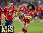 14.07.2024, Fussball UEFA EURO 2024, Finale im Berliner Olympiastadion, Spanien - England, Nach der Siegerehrung des Europameisters Spanien,  Marc Cucurella (Spanien) trgt stolz den Pokal zu den Fans in die Kurve, li: Fermin (Spanien) 