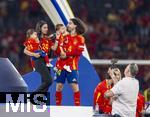 14.07.2024, Fussball UEFA EURO 2024, Finale im Berliner Olympiastadion, Spanien - England, Nach der Siegerehrung des Europameisters Spanien,  Marc Cucurella (Spanien) mit Kindern und Freundin Claudia Rodriguez