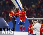 14.07.2024, Fussball UEFA EURO 2024, Finale im Berliner Olympiastadion, Spanien - England, Nach der Siegerehrung des Europameisters Spanien,  Marc Cucurella (Spanien) mit Kindern und Freundin Claudia Rodriguez