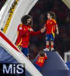 14.07.2024, Fussball UEFA EURO 2024, Finale im Berliner Olympiastadion, Spanien - England, Nach der Siegerehrung des Europameisters Spanien,  Marc Cucurella (Spanien) mit Kindern.