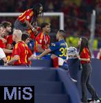 14.07.2024, Fussball UEFA EURO 2024, Finale im Berliner Olympiastadion, Spanien - England, Nach der Siegerehrung des Europameisters Spanien,  Lamine Yamal (Spanien) mit seiner Familie, Vaters Mounir Nasraoui aus Larache) und Mutter Sheila Ebana. re: Freundin Alex Padilla