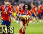 14.07.2024, Fussball UEFA EURO 2024, Finale im Berliner Olympiastadion, Spanien - England, Nach der Siegerehrung des Europameisters Spanien,  Marc Cucurella (Spanien) trgt stolz den Pokal zu den Fans in die Kurve, li: Fermin (Spanien) 