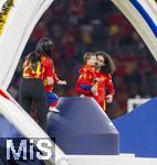 14.07.2024, Fussball UEFA EURO 2024, Finale im Berliner Olympiastadion, Spanien - England, Nach der Siegerehrung des Europameisters Spanien,  Marc Cucurella (Spanien) mit Kindern und Freundin Claudia Rodriguez