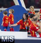 14.07.2024, Fussball UEFA EURO 2024, Finale im Berliner Olympiastadion, Spanien - England, Nach der Siegerehrung des Europameisters Spanien,  Marc Cucurella (Spanien) mit Kindern und  Freundin Claudia Rodriguez