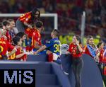 14.07.2024, Fussball UEFA EURO 2024, Finale im Berliner Olympiastadion, Spanien - England, Nach der Siegerehrung des Europameisters Spanien,  Lamine Yamal (Spanien) mit seiner Familie, Vaters Mounir Nasraoui aus Larache) und Mutter Sheila Ebana. re: Freundin Alex Padilla