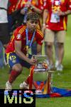 14.07.2024, Fussball UEFA EURO 2024, Finale im Berliner Olympiastadion, Spanien - England, Nach der Siegerehrung des Europameisters Spanien,   Lamine Yamal (Spanien) mit dem Pokal 