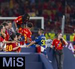 14.07.2024, Fussball UEFA EURO 2024, Finale im Berliner Olympiastadion, Spanien - England, Nach der Siegerehrung des Europameisters Spanien,  Lamine Yamal (Spanien) mit seiner Familie, Vaters Mounir Nasraoui aus Larache) und Mutter Sheila Ebana. re: Freundin Alex Padilla