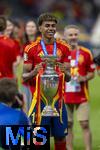 14.07.2024, Fussball UEFA EURO 2024, Finale im Berliner Olympiastadion, Spanien - England, Nach der Siegerehrung des Europameisters Spanien,   Lamine Yamal (Spanien) mit dem Pokal 