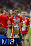 14.07.2024, Fussball UEFA EURO 2024, Finale im Berliner Olympiastadion, Spanien - England, Nach der Siegerehrung des Europameisters Spanien,   Lamine Yamal (Spanien) mit dem Pokal 