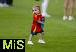 14.07.2024, Fussball UEFA EURO 2024, Finale im Berliner Olympiastadion, Spanien - England, Nach der Siegerehrung des Europameisters Spanien,  Kind von Alejandro Grimaldo (Spanien) auf dem Platz