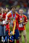 14.07.2024, Fussball UEFA EURO 2024, Finale im Berliner Olympiastadion, Spanien - England, Nach der Siegerehrung des Europameisters Spanien,   Lamine Yamal (Spanien) mit dem Pokal 