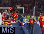 14.07.2024, Fussball UEFA EURO 2024, Finale im Berliner Olympiastadion, Spanien - England, Nach der Siegerehrung des Europameisters Spanien,  Lamine Yamal (Spanien) mit seiner Familie, Vaters Mounir Nasraoui aus Larache) und Mutter Sheila Ebana. re: Freundin Alex Padilla