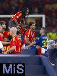 14.07.2024, Fussball UEFA EURO 2024, Finale im Berliner Olympiastadion, Spanien - England, Nach der Siegerehrung des Europameisters Spanien,  Lamine Yamal (Spanien) mit seiner Familie, Vaters Mounir Nasraoui aus Larache) und Mutter Sheila Ebana. 