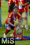 14.07.2024, Fussball UEFA EURO 2024, Finale im Berliner Olympiastadion, Spanien - England, Nach der Siegerehrung des Europameisters Spanien,   Lamine Yamal (Spanien) mit dem Pokal 