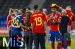 14.07.2024, Fussball UEFA EURO 2024, Finale im Berliner Olympiastadion, Spanien - England, Nach der Siegerehrung des Europameisters Spanien,  Lamine Yamal (Spanien) feiert mit der Familie, li der Vater, mitte Freundin Alex Padilla 