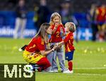 14.07.2024, Fussball UEFA EURO 2024, Finale im Berliner Olympiastadion, Spanien - England, Nach der Siegerehrung des Europameisters Spanien,  Familien von Daniel Carvajal (Spanien) auf dem Platz