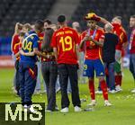 14.07.2024, Fussball UEFA EURO 2024, Finale im Berliner Olympiastadion, Spanien - England, Nach der Siegerehrung des Europameisters Spanien,  Lamine Yamal (Spanien) feiert mit der Familie, li der Vater, mitte Freundin Alex Padilla 