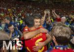 14.07.2024, Fussball UEFA EURO 2024, Finale im Berliner Olympiastadion, Spanien - England, Nach der Siegerehrung des Europameisters Spanien,  Mikel Merino (Spanien) mit Alex Baena (Spanien) 