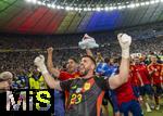 14.07.2024, Fussball UEFA EURO 2024, Finale im Berliner Olympiastadion, Spanien - England, Nach der Siegerehrung des Europameisters Spanien,  Torwart Simon Unai (Spanien) jubelt 