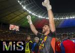 14.07.2024, Fussball UEFA EURO 2024, Finale im Berliner Olympiastadion, Spanien - England, Nach der Siegerehrung des Europameisters Spanien,  Torwart Simon Unai (Spanien) jubelt 