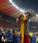 14.07.2024, Fussball UEFA EURO 2024, Finale im Berliner Olympiastadion, Spanien - England, Nach der Siegerehrung des Europameisters Spanien,  Daniel Carvajal (Spanien) stemmt den Poakl fr Fans in den Nachthimmel