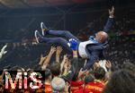 14.07.2024, Fussball UEFA EURO 2024, Finale im Berliner Olympiastadion, Spanien - England, Nach der Siegerehrung des Europameisters Spanien,  Trainer Luis de la Fuente (Spanien) wird von den Spielern in die Luft geworfen 