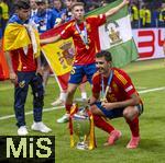 14.07.2024, Fussball UEFA EURO 2024, Finale im Berliner Olympiastadion, Spanien - England, Nach der Siegerehrung des Europameisters Spanien,  Rodri (Spanien) mit dem Pokal.