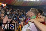 14.07.2024, Fussball UEFA EURO 2024, Finale im Berliner Olympiastadion, Spanien - England, Nach der Siegerehrung des Europameisters Spanien,  Fotografen bei den Spielern die den Pokal den Fans prsentieren 