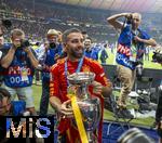 14.07.2024, Fussball UEFA EURO 2024, Finale im Berliner Olympiastadion, Spanien - England, Nach der Siegerehrung des Europameisters Spanien,  Daniel Carvajal (Spanien) stemmt den Poakl fr Fans in die Hhe. Umringt von Fotografen. 