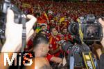 14.07.2024, Fussball UEFA EURO 2024, Finale im Berliner Olympiastadion, Spanien - England, Nach der Siegerehrung des Europameisters Spanien,  Fotografen in Aufruhr und Chaos bei den Spielern die den Pokal den Fans prsentieren, 