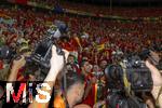 14.07.2024, Fussball UEFA EURO 2024, Finale im Berliner Olympiastadion, Spanien - England, Nach der Siegerehrung des Europameisters Spanien,  Fotografen in Aufruhr und Chaos bei den Spielern die den Pokal den Fans prsentieren, 