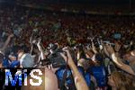 14.07.2024, Fussball UEFA EURO 2024, Finale im Berliner Olympiastadion, Spanien - England, Nach der Siegerehrung des Europameisters Spanien,  Fotografen in Aufruhr und Chaos bei den Spielern die den Pokal den Fans prsentieren, 