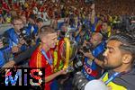 14.07.2024, Fussball UEFA EURO 2024, Finale im Berliner Olympiastadion, Spanien - England, Nach der Siegerehrung des Europameisters Spanien,  Fotografen bei den Spielern die den Pokal den Fans prsentieren, Dani Olmo (Spanien) 