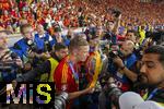 14.07.2024, Fussball UEFA EURO 2024, Finale im Berliner Olympiastadion, Spanien - England, Nach der Siegerehrung des Europameisters Spanien,  Fotografen bei den Spielern die den Pokal den Fans prsentieren, Dani Olmo (Spanien) 