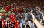 14.07.2024, Fussball UEFA EURO 2024, Finale im Berliner Olympiastadion, Spanien - England, Nach der Siegerehrung des Europameisters Spanien,  Fotografen in Aufruhr und Chaos bei den Spielern die den Pokal den Fans prsentieren, 