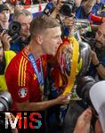 14.07.2024, Fussball UEFA EURO 2024, Finale im Berliner Olympiastadion, Spanien - England, Nach der Siegerehrung des Europameisters Spanien,  Fotografen bei den Spielern die den Pokal den Fans prsentieren, Dani Olmo (Spanien) 