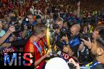 14.07.2024, Fussball UEFA EURO 2024, Finale im Berliner Olympiastadion, Spanien - England, Nach der Siegerehrung des Europameisters Spanien,  Fotografen bei den Spielern die den Pokal den Fans prsentieren, Dani Olmo (Spanien) 