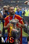 14.07.2024, Fussball UEFA EURO 2024, Finale im Berliner Olympiastadion, Spanien - England, Nach der Siegerehrung des Europameisters Spanien,  Daniel Carvajal (Spanien) stemmt den Poakl fr Fans in die Hhe. Umringt von Fotografen. 