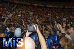 14.07.2024, Fussball UEFA EURO 2024, Finale im Berliner Olympiastadion, Spanien - England, Nach der Siegerehrung des Europameisters Spanien,  Fotografen in Aufruhr und Chaos bei den Spielern die den Pokal den Fans prsentieren, 